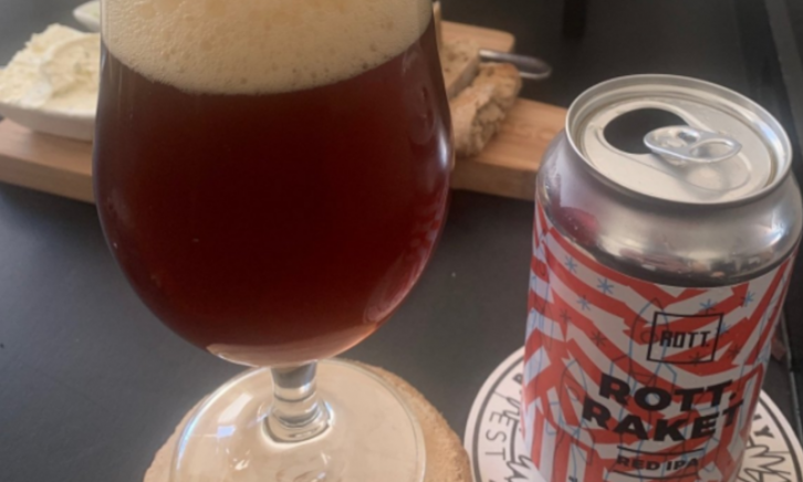 ROTT Raket Red IPA blikje en glas